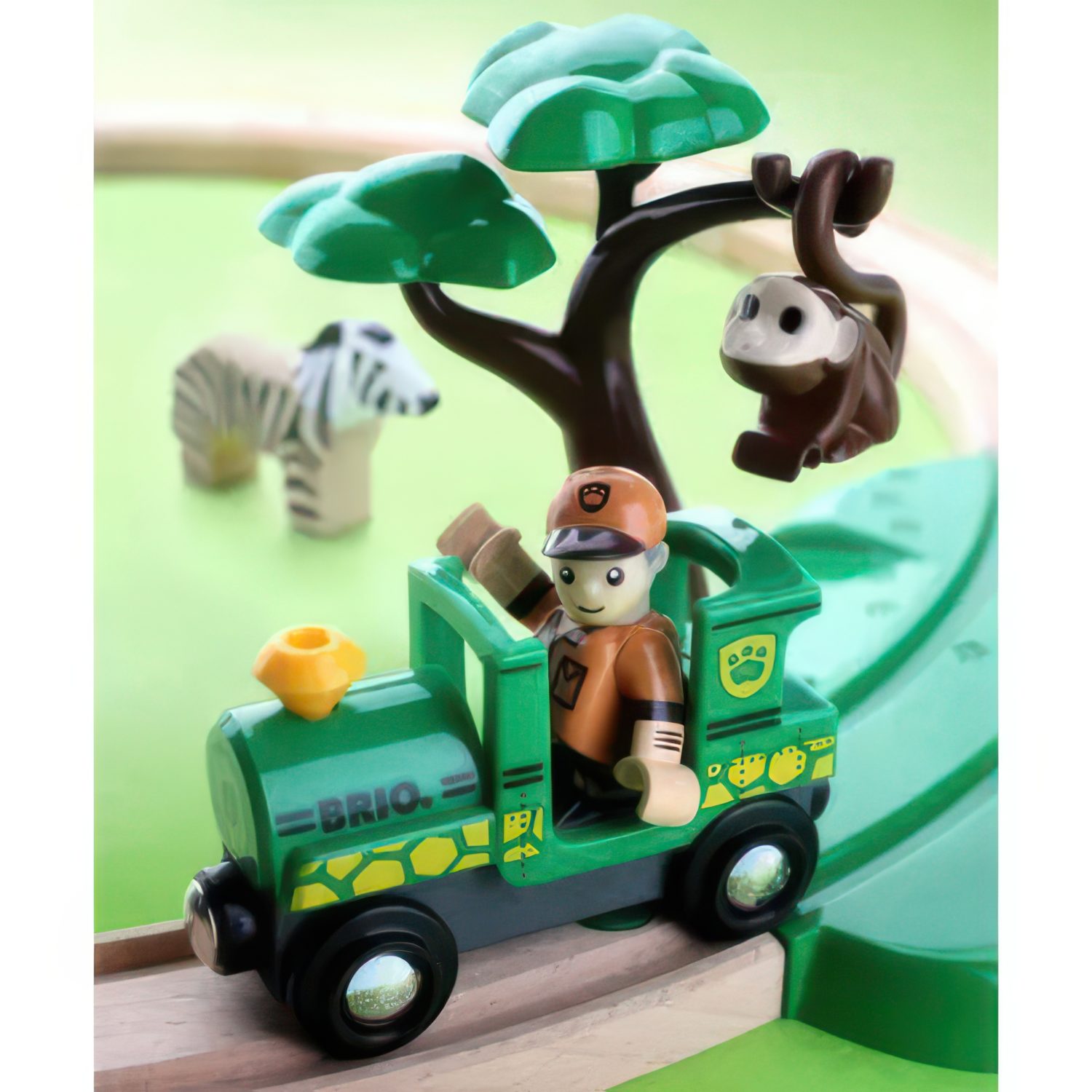Деревянная железная дорога BRIO "Сафари", поезд детский на рельсах - паровозик на магнитах, 17 элементов