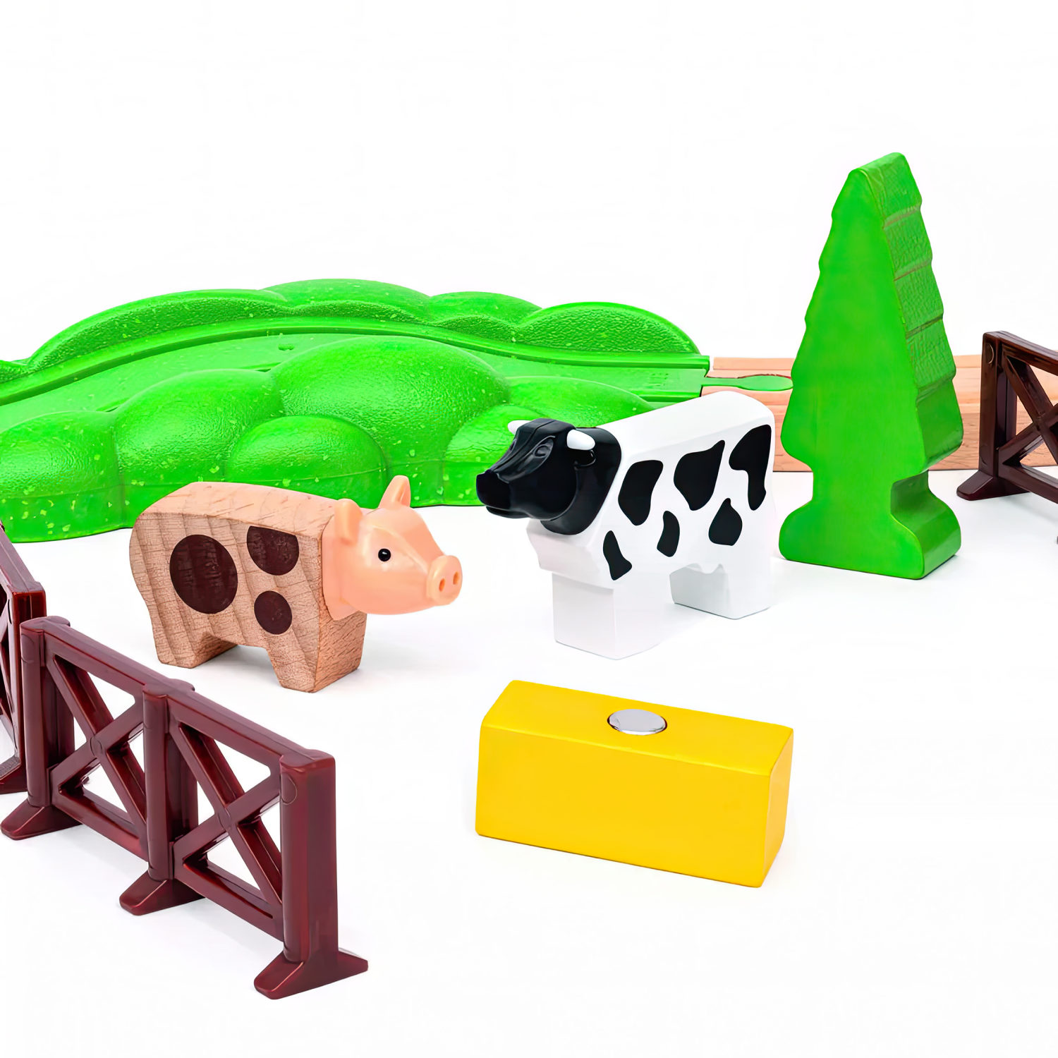 Деревянная железная дорога с электропоездом BRIO «Красный фермерский поезд», со светом и звуком, 24 элемента